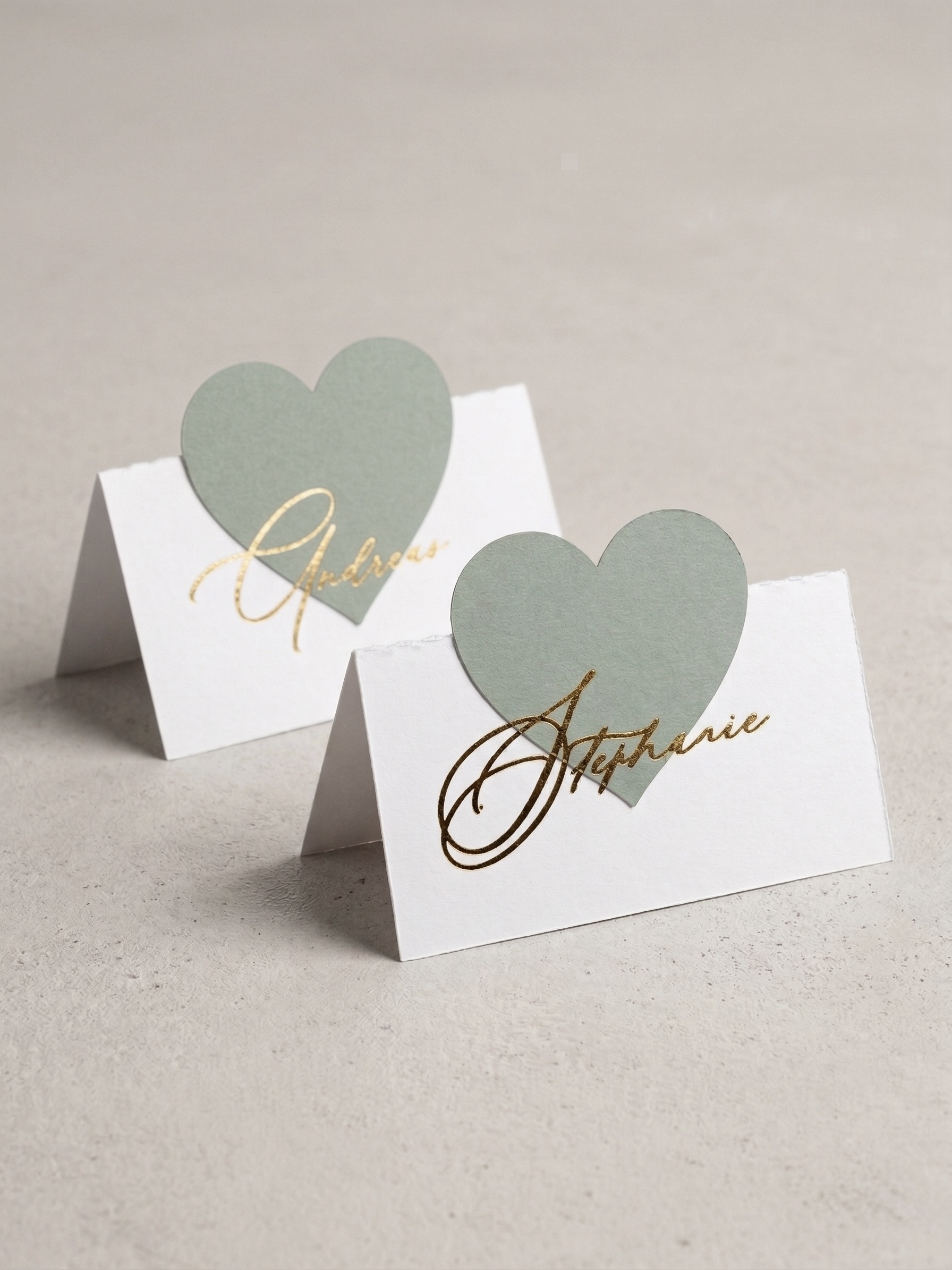 Personalisierte Platzkarten "Herzblatt" – Dunkelgrau & Gold